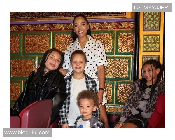 库里分享温馨家庭合照与六口之家共迎2026年幸福时刻